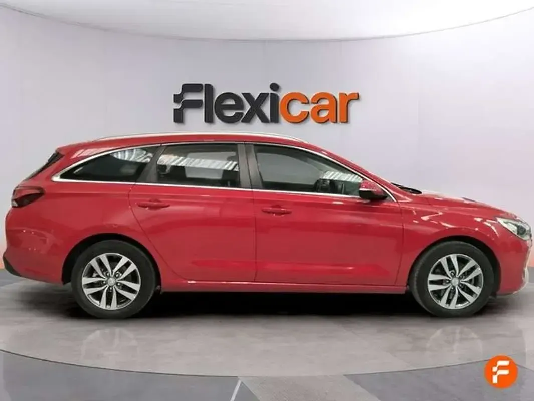Usado Hyundai i30 110 CV (80 kW) 2017 Rojo Familiar