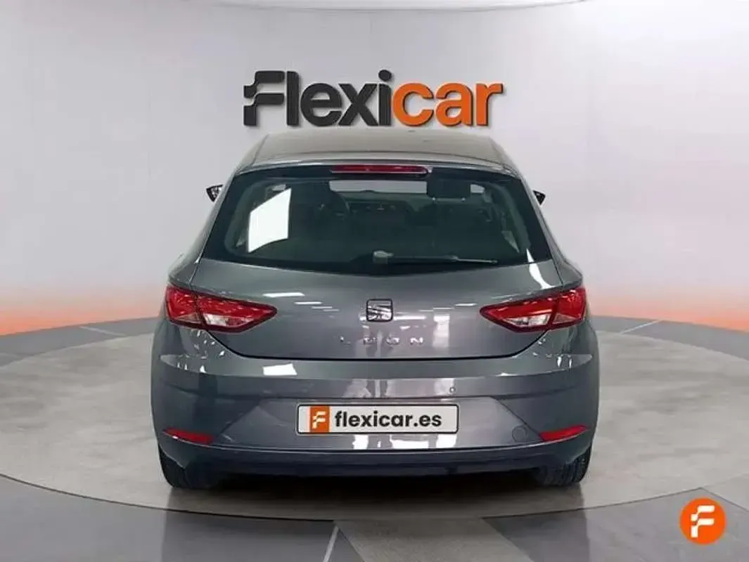 Usado Seat Leon ST Reference 110 CV (80 kW) 2018 Gris Familiar