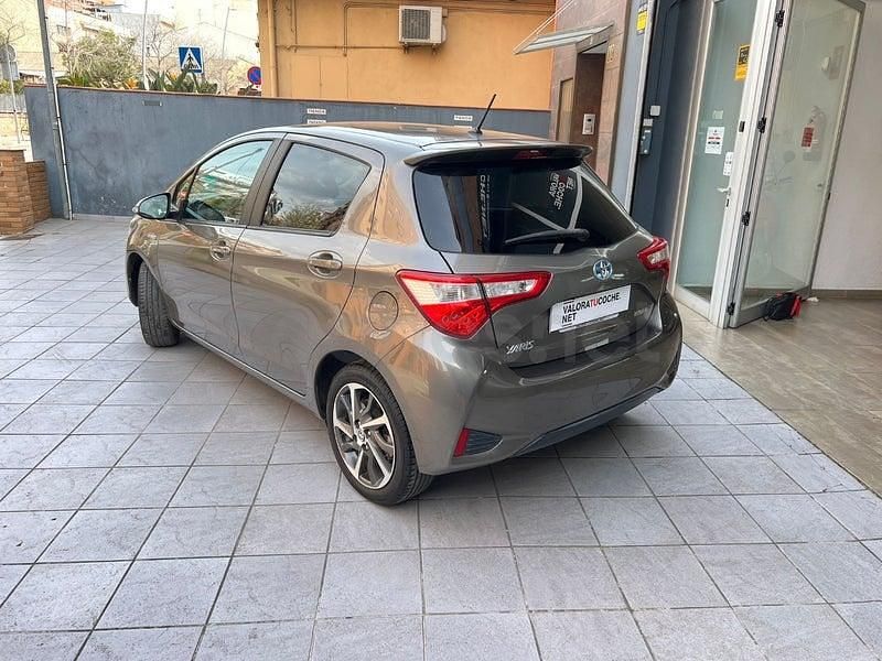 Usado Toyota Yaris Hybrid 100 CV (73 kW) 2019 Gris / plata Berlina