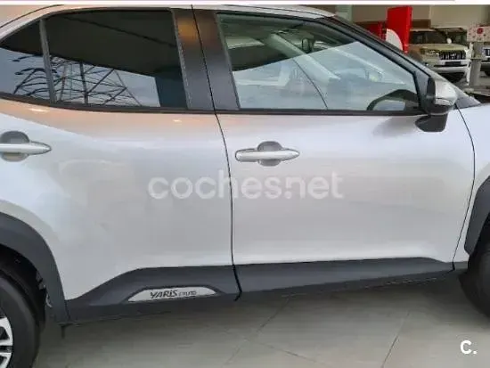 Usado Toyota Yaris Cross Plus 116 CV (85 kW) 2022 Gris / plata SUV