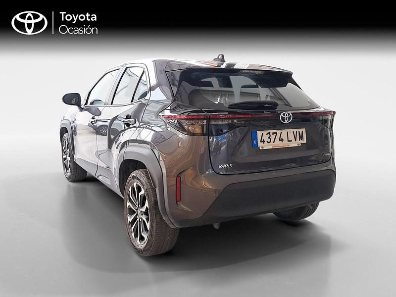 Usado Toyota Yaris Hybrid Active 116 CV (85 kW) 2021 Gris Familiar