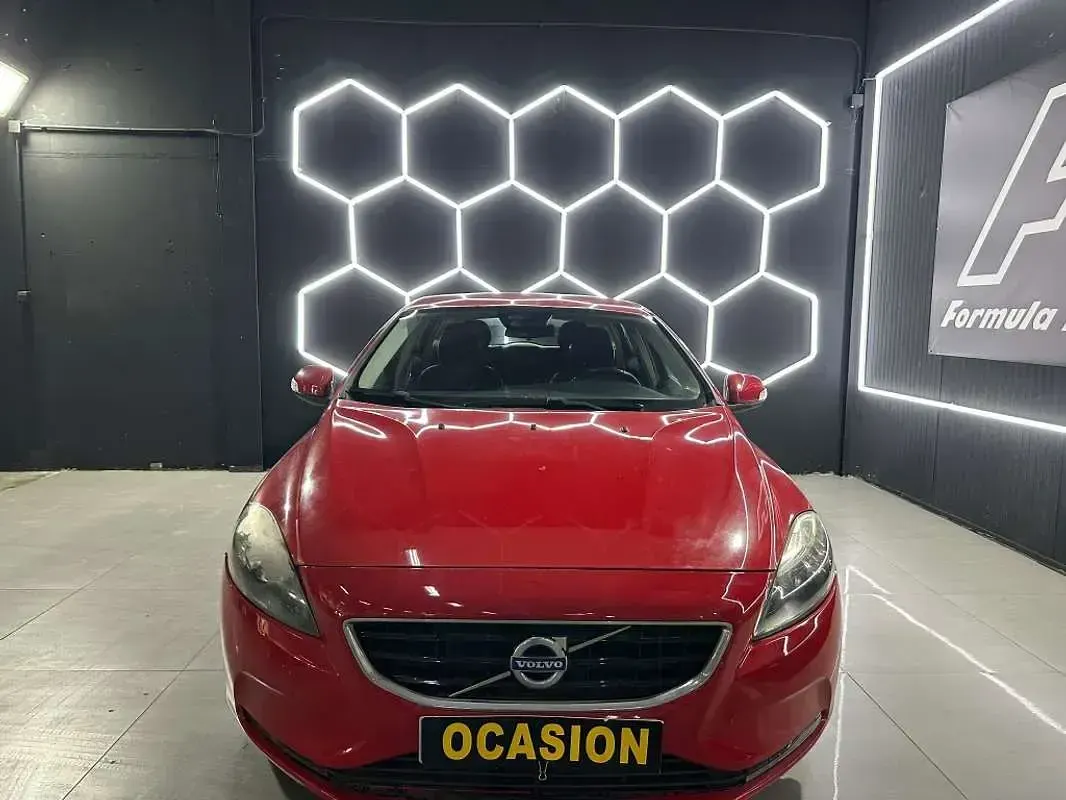 Usado Volvo V40 Kinetic 120 CV (88 kW) 2016 Rojo Utilitario