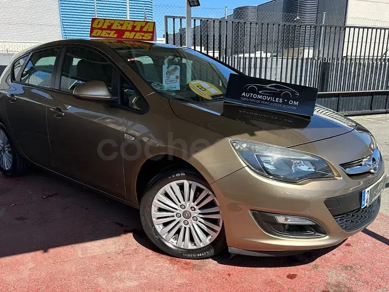 Usado Opel Astra Selective 110 CV (80 kW) 2014 Beige Berlina