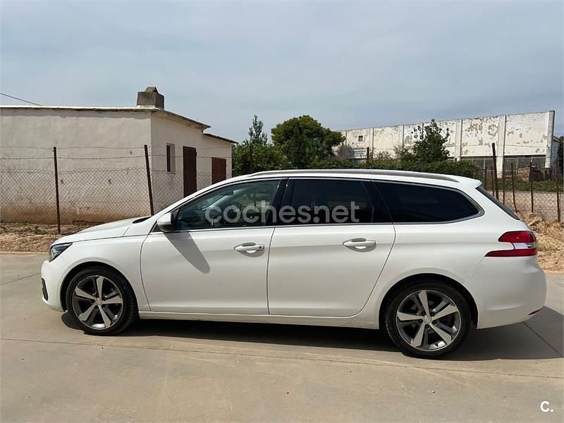 Usado Peugeot 308 SW Allure 120 CV (88 kW) 2018 Blanco Familiar