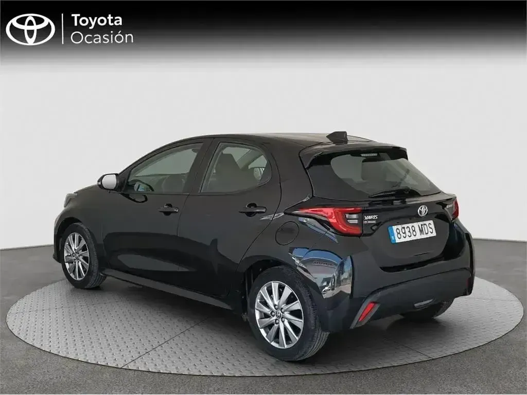Usado Toyota Yaris Hybrid Active 116 CV (85 kW) 2023 Negro Monovolumen