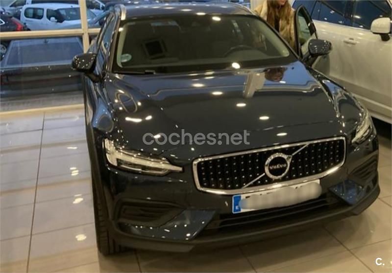 Azul Usado 2019 Volvo V60 CC Familiar | 24.300 € (Un poco caro) - Imagen 1/4