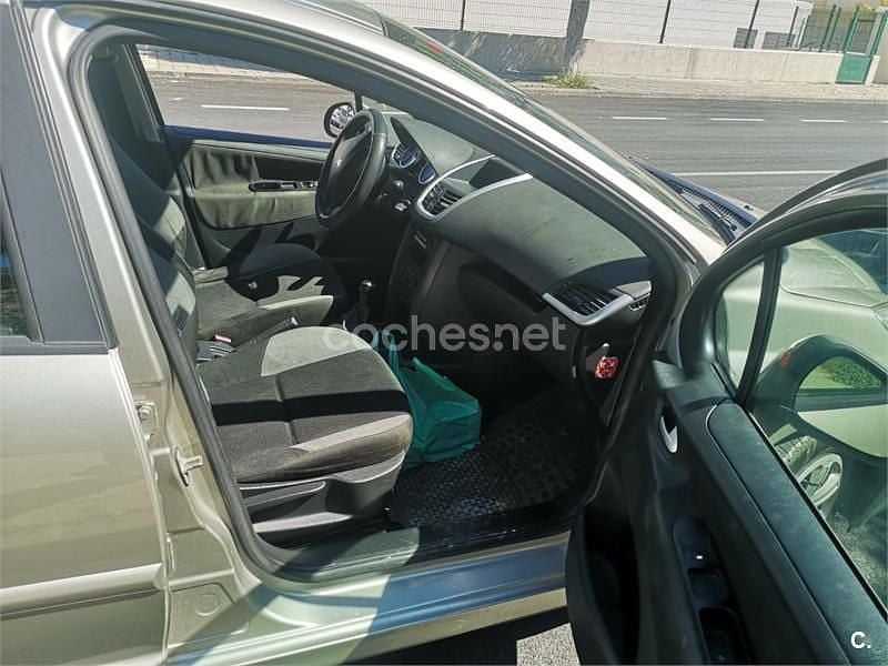 Usado Peugeot 207 Access 70 CV (51 kW) 2011 Gris / plata Berlina