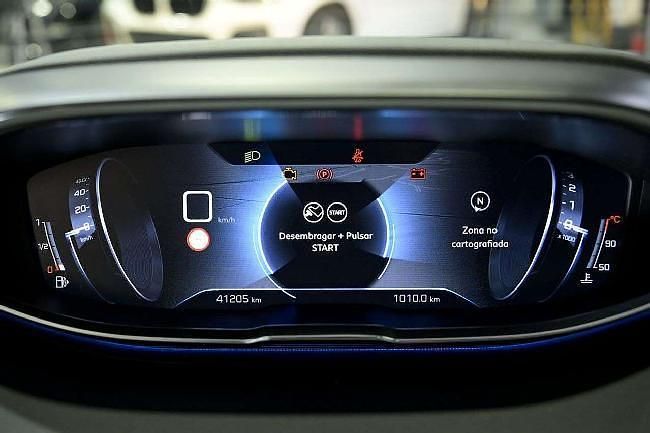 Usado Peugeot 3008 Allure 131 CV (96 kW) 2020 Gris SUV