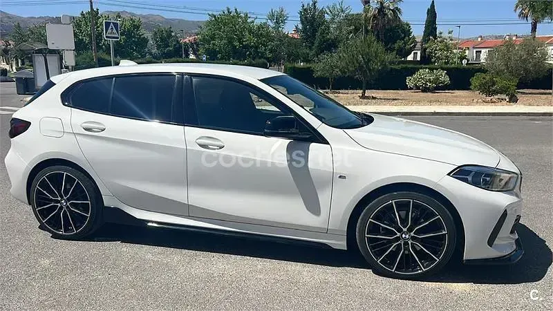 Usado BMW 118 Comfort Edition 150 CV (110 kW) 2024 Blanco Berlina
