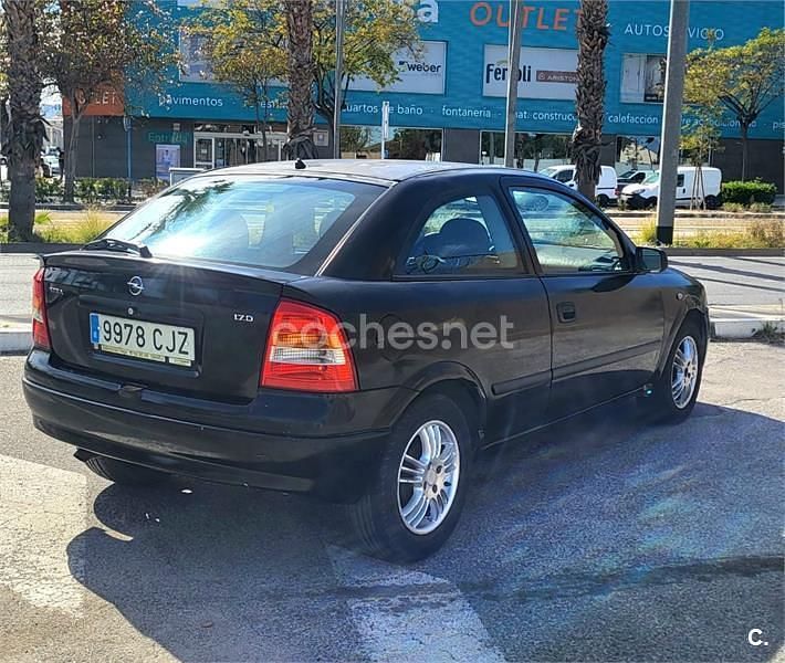 Usado Opel Astra Club 80 CV (58 kW) 2003 Negro Berlina