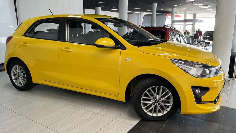 Usado Kia Rio 84 CV (61 kW) 2022 Amarillo Berlina