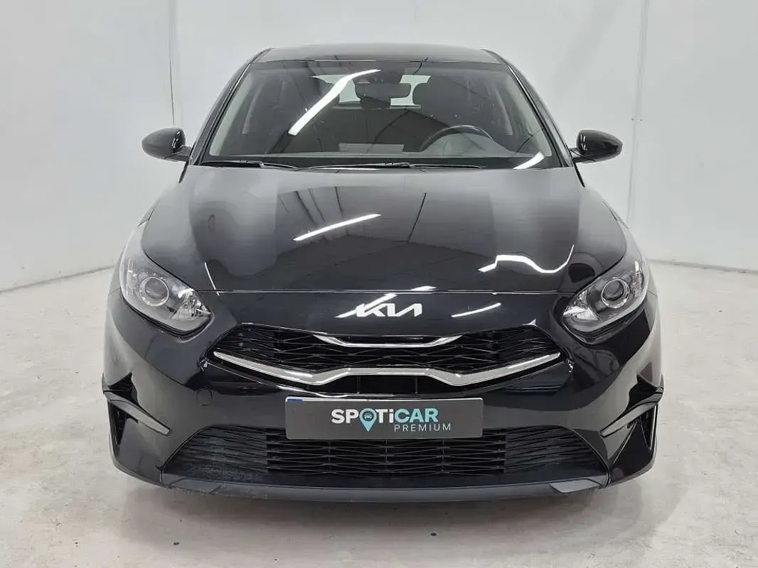 Usado Kia Ceed 120 CV (88 kW) 2023 Negro Utilitario