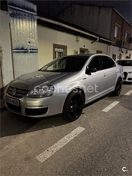 Gris / plata Usado 2009 VW Jetta Highline Berlina | 5450 € (Precio justo) - Imagen 1/4