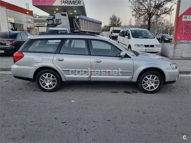Usado Subaru Outback 165 CV (121 kW) 2005 Gris / plata Familiar