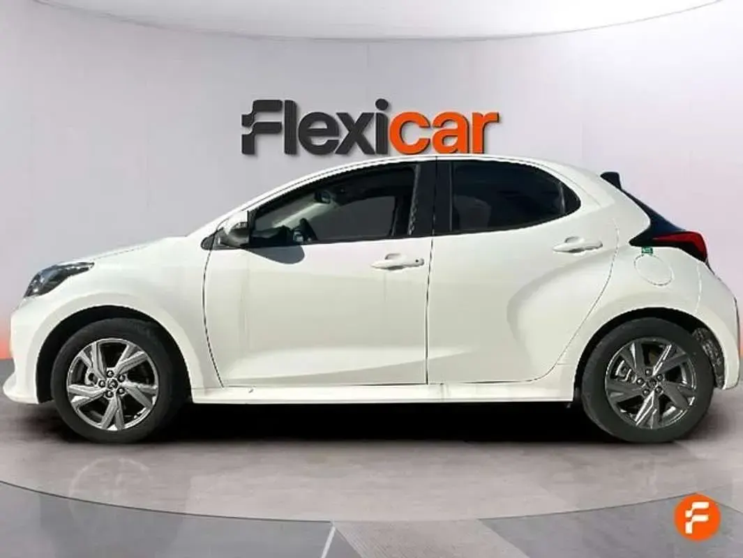 Usado Toyota Yaris Active 116 CV (85 kW) 2026 Blanco Utilitario