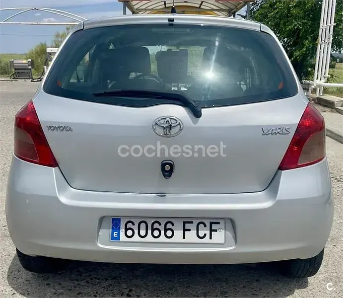 Usado Toyota Yaris 90 CV (66 kW) 2006 Gris / plata Berlina