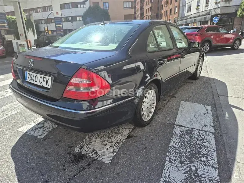 Usado Mercedes E240 Elegance 170 CV (125 kW) 2003 Azul Berlina