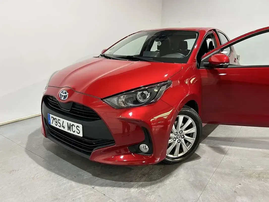 Usado Toyota Yaris Active 116 CV (85 kW) 2022 Rojo Utilitario