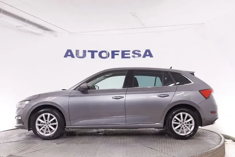 Usado Skoda Scala Ambition 95 CV (69 kW) 2022 Ocre Utilitario