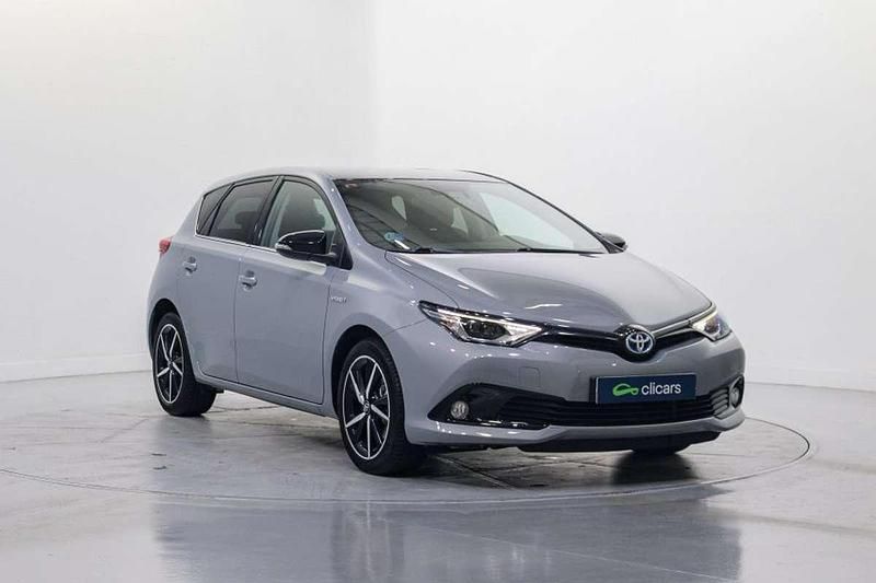 Usado Toyota Auris Hybrid 99 CV (72 kW) 2017 Plateado Berlina