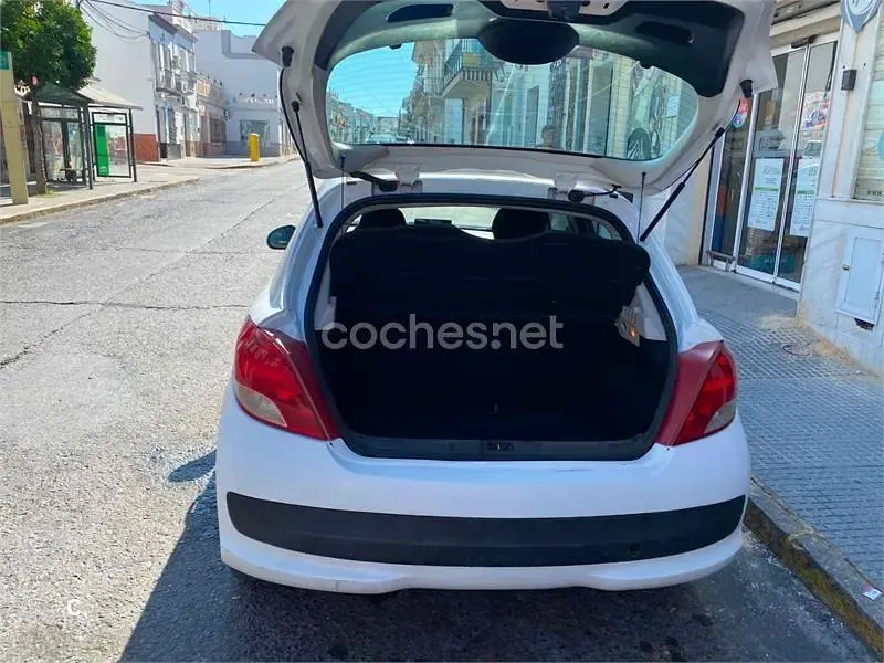 Usado Peugeot 207 70 CV (51 kW) 2010 Blanco Berlina