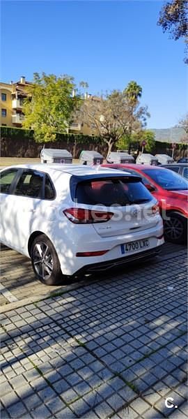 Usado Hyundai i30 110 CV (80 kW) 2022 Blanco Berlina