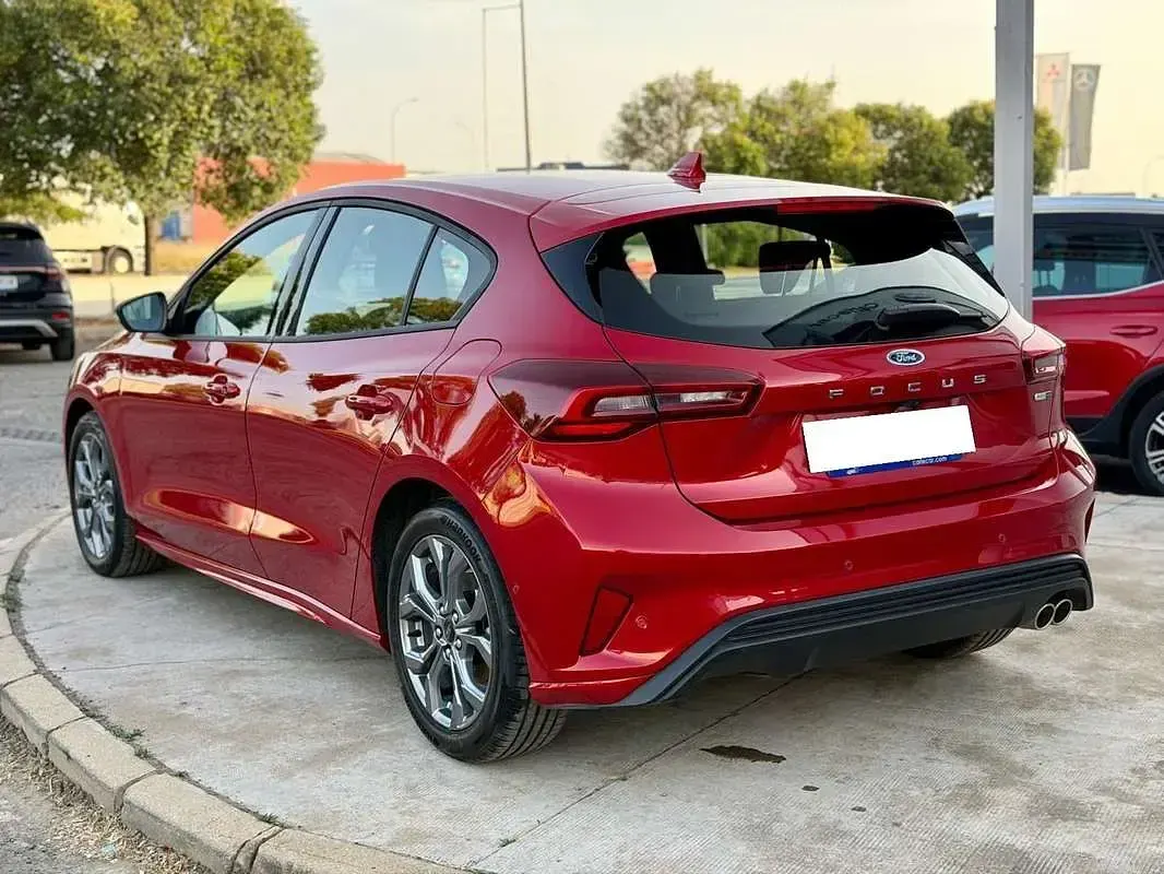 Usado Ford Focus ST-Line 125 CV (91 kW) 2023 Rojo Utilitario