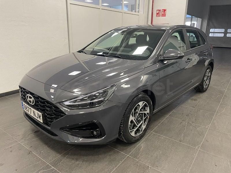 Nuevo Hyundai i30 100 CV (73 kW) 2025 Gris / plata Berlina