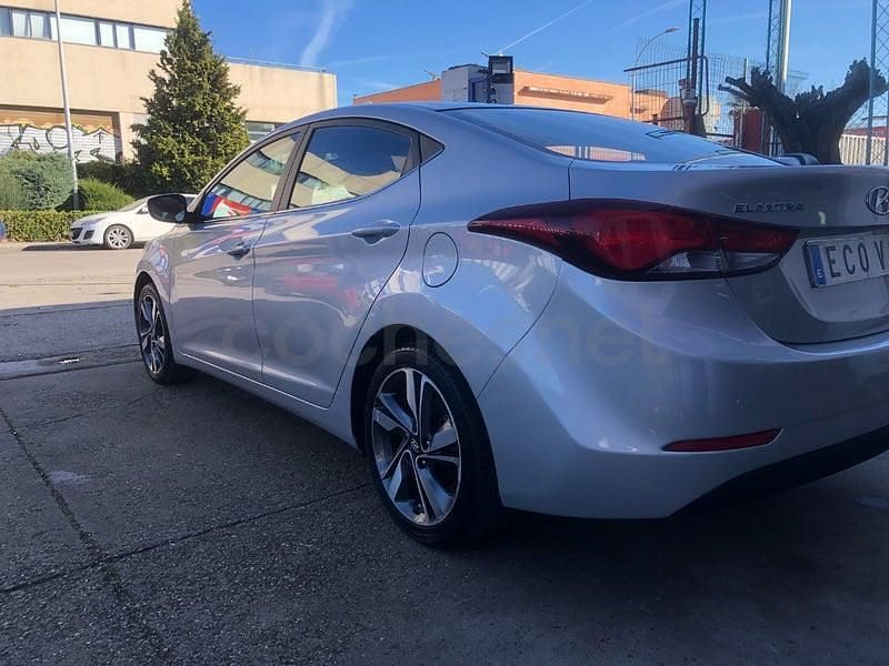 Usado Hyundai Elantra 132 CV (97 kW) 2014 Gris / plata Berlina