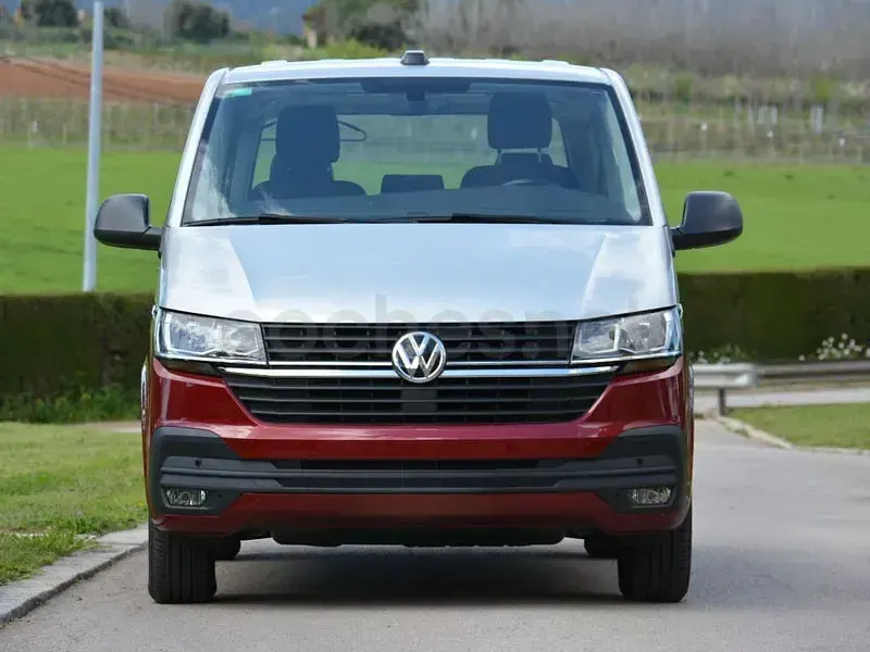 Usado VW Multivan 150 CV (110 kW) 2021 Rojo Monovolumen