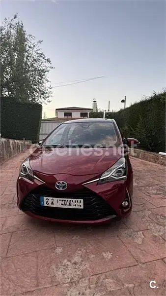 Usado Toyota Yaris Hybrid Advance 100 CV (73 kW) 2018 Granate Berlina