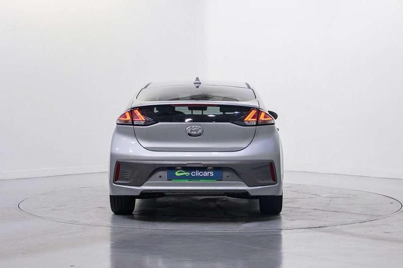 Usado Hyundai Ioniq 105 CV (77 kW) 2021 Plateado Utilitario
