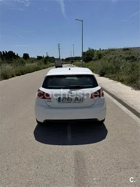 Usado Peugeot 308 Access 110 CV (80 kW) 2015 Blanco Berlina