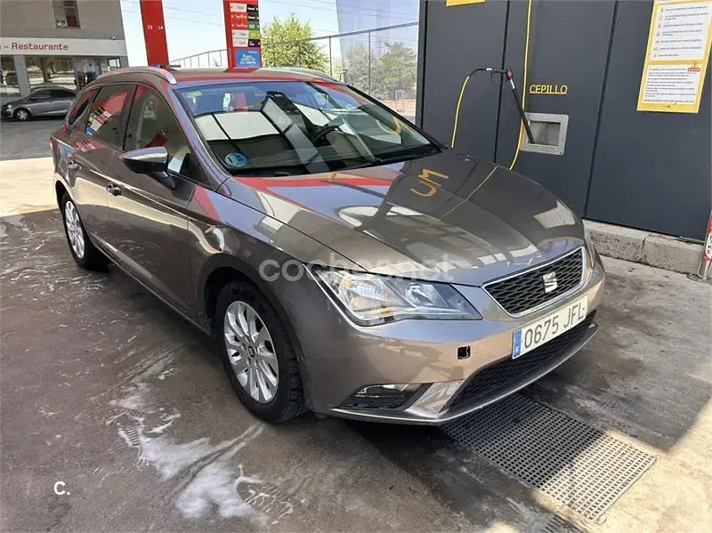 Usado Seat Leon ST Style 110 CV (80 kW) 2015 Marrón Familiar
