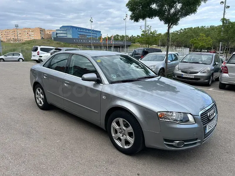 Usado Audi A4 140 CV (102 kW) 2005 Gris / plata Berlina