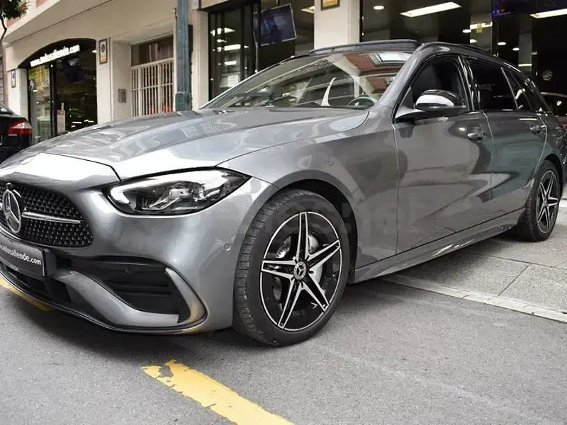Usado Mercedes C300 265 CV (194 kW) 2024 Gris / plata Familiar