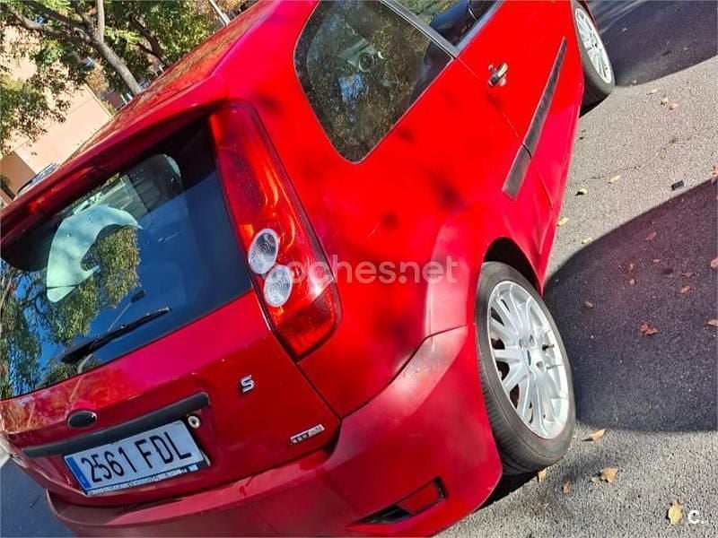 Usado Ford Fiesta Sport 90 CV (66 kW) 2006 Rojo Utilitario