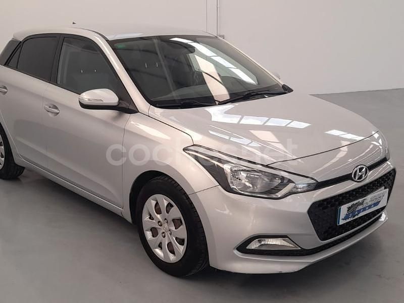 Usado Hyundai i20 GO! 75 CV (55 kW) 2015 Gris / plata Berlina