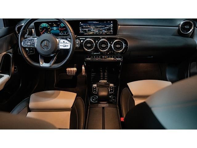 Usado Mercedes A180 116 CV (85 kW) 2020 Rojo Utilitario