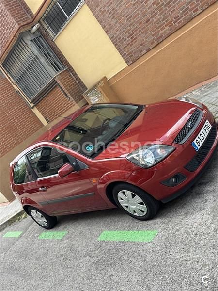 Granate Usado 2007 Ford Fiesta Coupe | 3200 € (Precio justo) - Imagen 1/4