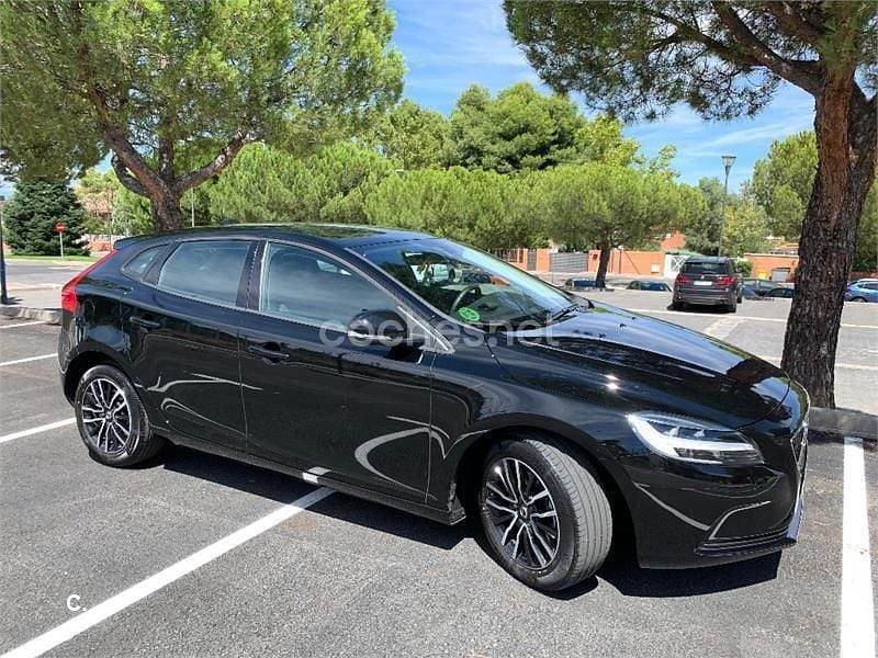 Usado Volvo V40 Momentum 122 HP (89 kW) 2019 Preto Sedan