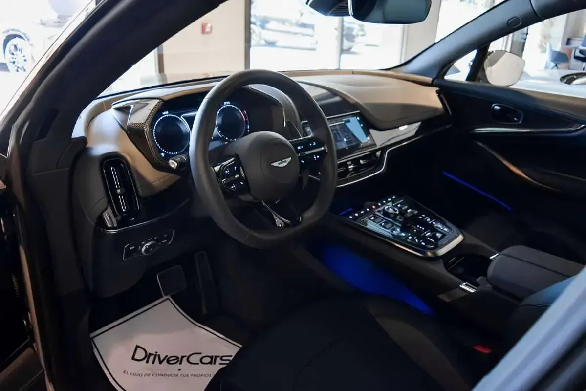Nuevo Aston Martin DBX 551 CV (405 kW) 2026 Gris SUV