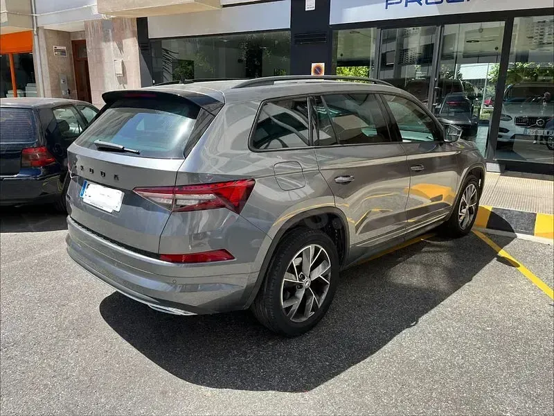 Usado Skoda Kodiaq SportLine 150 CV (110 kW) 2022 Gris / plata SUV