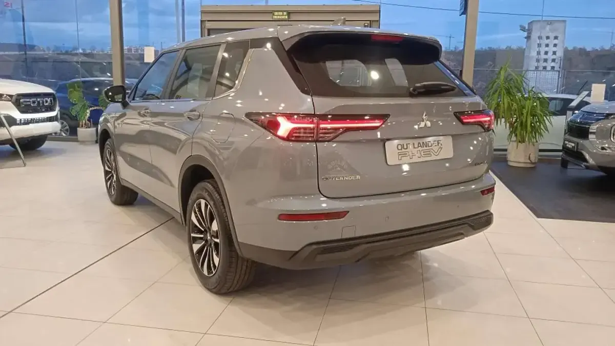 Nuevo Mitsubishi Outlander P-HEV Motion 306 CV (225 kW) 2026 Gris SUV