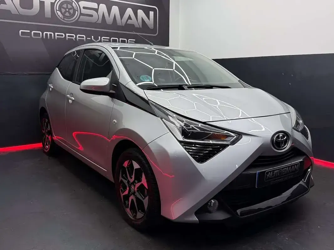 Usado Toyota Aygo X-play 72 CV (52 kW) 2021 Gris Utilitario