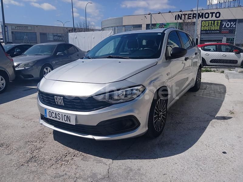 Usado Fiat Tipo Cross 130 CV (95 kW) 2022 Gris / plata Familiar