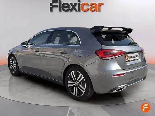 Usado Mercedes A180 116 HP (85 kW) 2018 Cinzento Sedan
