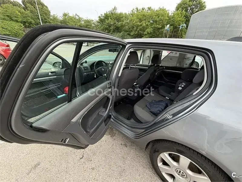 Usado VW Golf V Conceptline 75 HP (55 kW) 2007 Cinzento Sedan