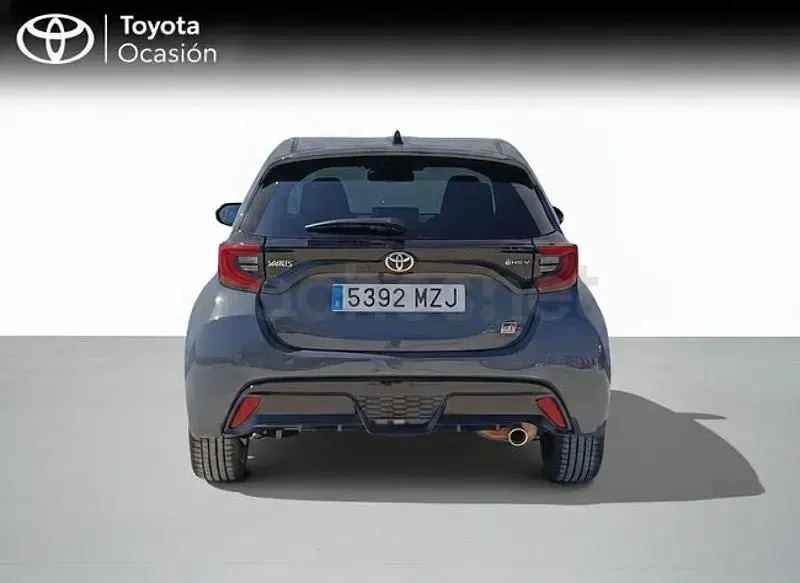 Usado Toyota Yaris Hybrid Sport 130 CV (95 kW) 2025 Gris / plata Berlina