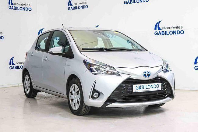 Usado Toyota Yaris Hybrid Advance 100 CV (73 kW) 2019 Gris / plata Berlina